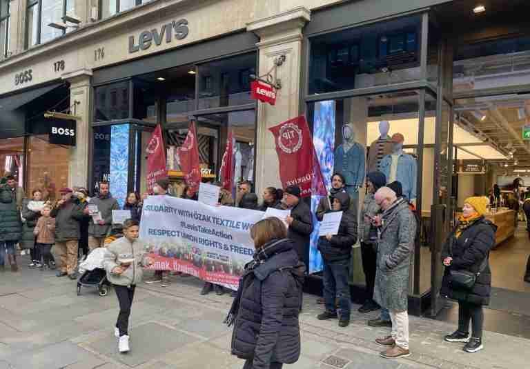 Özak işçileri direnişe devam ediyor: Londra’da Levi’s mağazası önünde gösteri