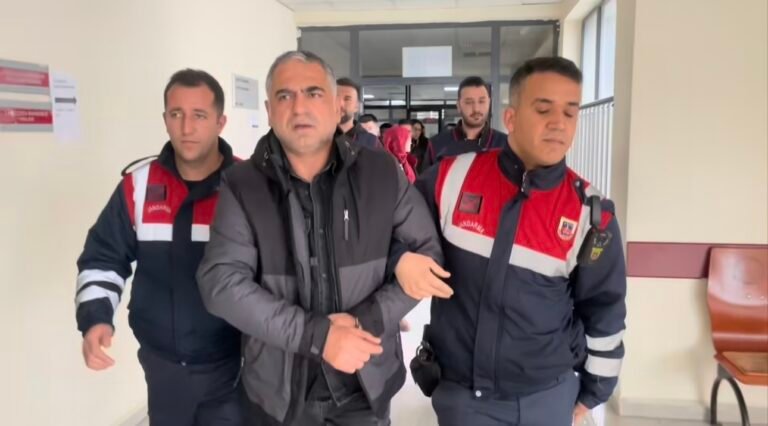 MEHMET TÜRKMEN DAVASINDA ADLİYE ÖNÜNDE BÜYÜK DAYANIŞMA