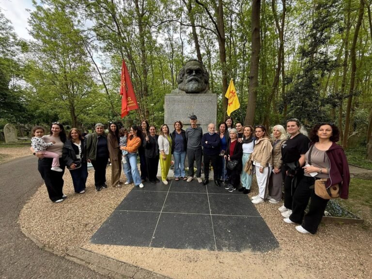 Londra’da Denizler Karl Marx’ın anıtı önünde anıldı
